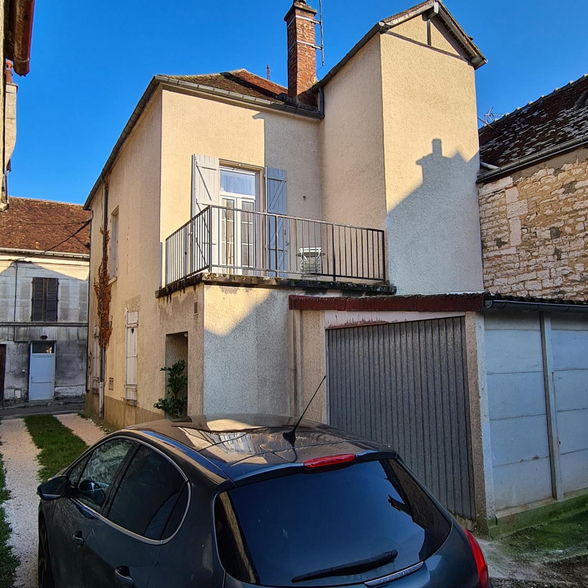 Alba - Terrasse, Local A Velos Et Parking Au Centre Historique Tonnerre Luaran gambar